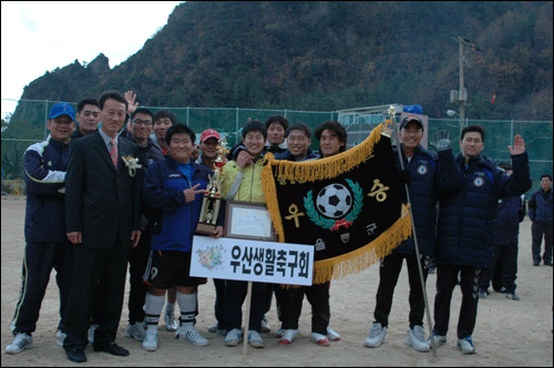 이번대회 챔피언스리그에서 우승한 저동 생활축구회팀 입니다 